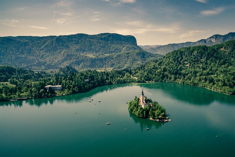 Small Intimate Wedding Abroad Destination Mini Guide by Amulet Weddings | Polina Rytova - Unsplash